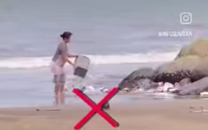 Cuplikan video dari netizen Info Sumbar memperlihatkan seorang ibu rumah tangga membuang sampah ke pesisir laut sebelum akhirnya diamankan petugas. (ist)