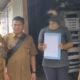Seorang IRT di Padang menerima sanksi setelah aksinya membuang sampah ke laut tersebar di media sosial. (ist)