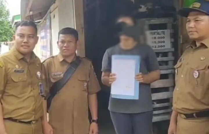 Seorang IRT di Padang menerima sanksi setelah aksinya membuang sampah ke laut tersebar di media sosial. (ist)