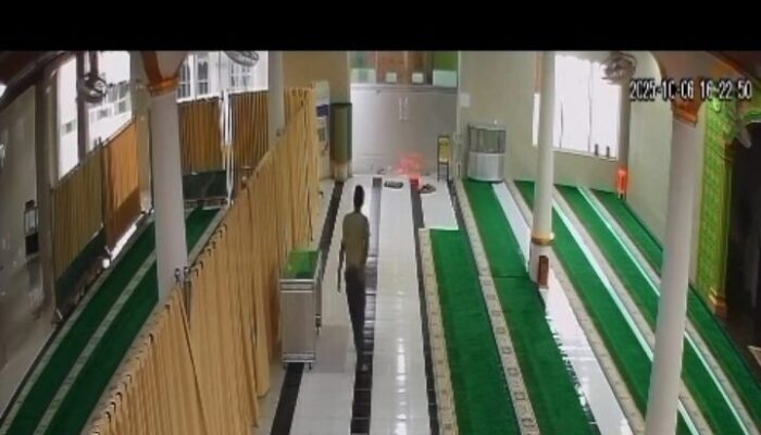Pencuri Kotak Amal Masjid di Payakumbuh Beraksi Saat Masjid Sepi, Terekam Jelas di CCTV