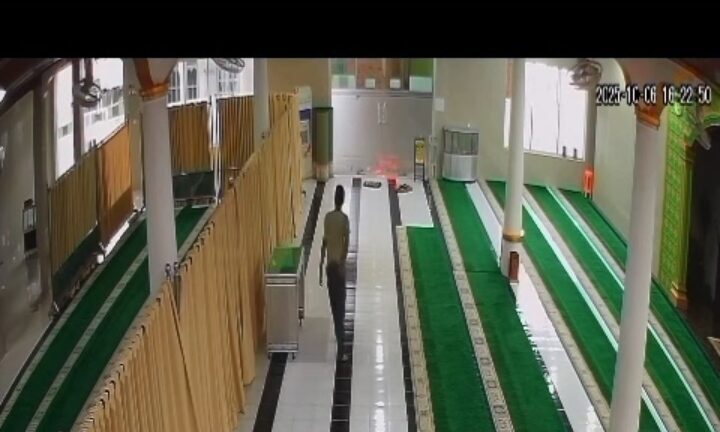 Mondar-Mandir Mencurigakan, Pencuri Kotak Amal di Masjid Payakumbuh Terekam Kamera. (ist)
