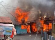 Damkar Padang Kerahkan 15 Armada Padamkan Api di Pasar Gadang