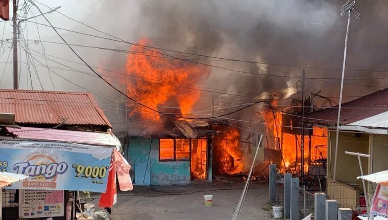 Kobaran api melahap belasan rumah warga di Pasar Gadang, Padang Selatan, Kamis (9/10/2025). (ist)