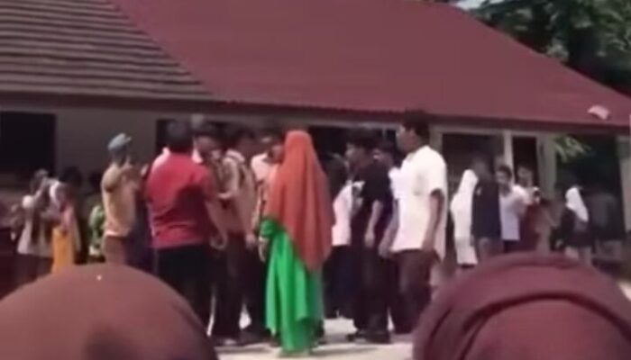 Diduga Tampar Murid, Ratusan Siswa Mogok Sekolah