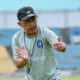 Pelatih Kepala PSPS Pekanbaru, Aji Santoso saat memberikan arahan dalam sesi latihan.(ist)