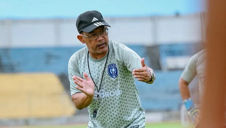 Pelatih Kepala PSPS Pekanbaru, Aji Santoso saat memberikan arahan dalam sesi latihan.(ist)