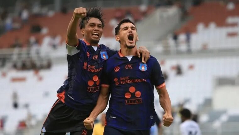 Juninho Cabral, pemain asing Sumsel United saat merayakan golnya.(ist)