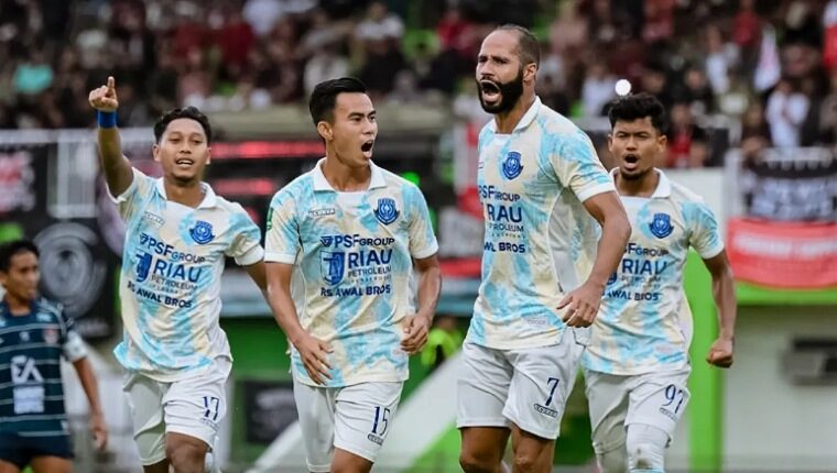 Cristian Alek Santos bersama Asir Azis cs saat merayakan gol ke gawang Persekat Tegal.(ist)