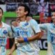 Penyerang PSPS Pekanbaru, Hari Nur Yulianto (tengah) saat merayakan gol yang ia cetak ke gawang Persekat Tegal.(ist)