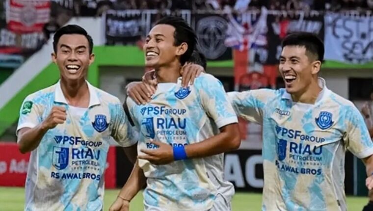 Penyerang PSPS Pekanbaru, Hari Nur Yulianto (tengah) saat merayakan gol yang ia cetak ke gawang Persekat Tegal.(ist)