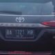 Mobil Toyota Fortuner bernomor polisi BA 1721 MO yang diduga terlibat dalam insiden dengan guru TK di depan Yayasan Rohani Zahar Payakumbuh. (dok. Payakumbuh Kini)