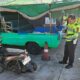 Petugas Satlantas Polresta Pekanbaru saat memeriksa motor dan mobil yang terlibat kecelakaan.(ingatlah.com)
