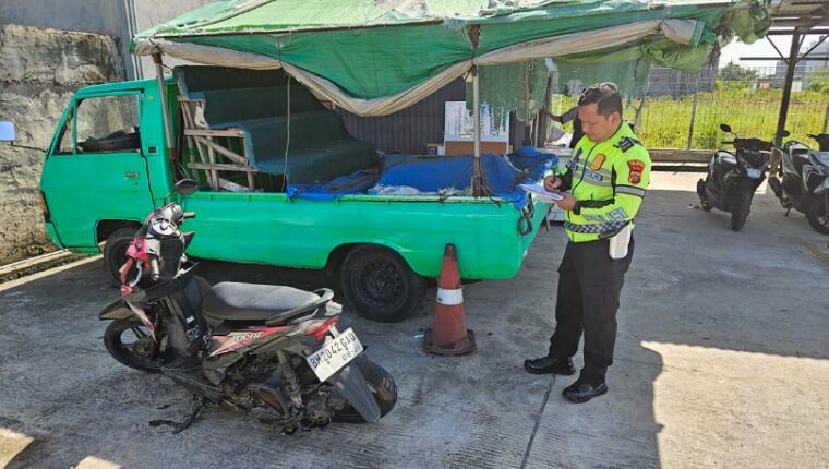 Petugas Satlantas Polresta Pekanbaru saat memeriksa motor dan mobil yang terlibat kecelakaan.(ingatlah.com)
