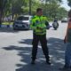 Petugas Satlantas Polresta Pekanbaru saat menanyai saksi mata di lokasi kecelakaan sepeda motor vs mobil pick up Indomaret.(ingatlah.com)