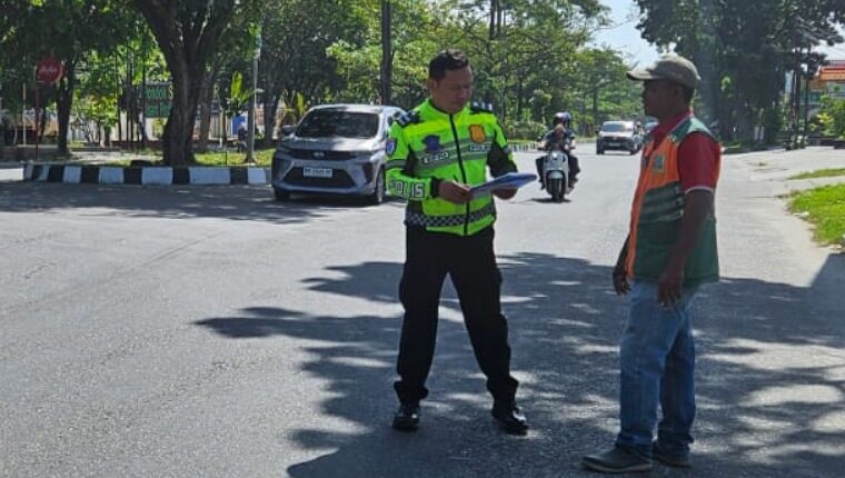 Petugas Satlantas Polresta Pekanbaru saat menanyai saksi mata di lokasi kecelakaan sepeda motor vs mobil pick up Indomaret.(ingatlah.com)