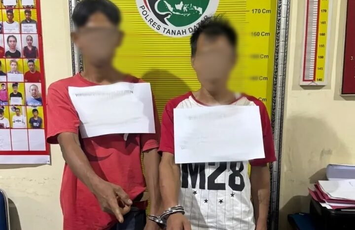 Dua pria terduga pengedar sabu diamankan di Polres Tanah Datar usai ditangkap. (dok.Polres Tanah Datar)