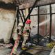 Petugas Damkar Pekanbaru berjibaku memadamkan api di kawasan Tangkerang Tengah, Rabu (29/10/2025) sore. (ist)