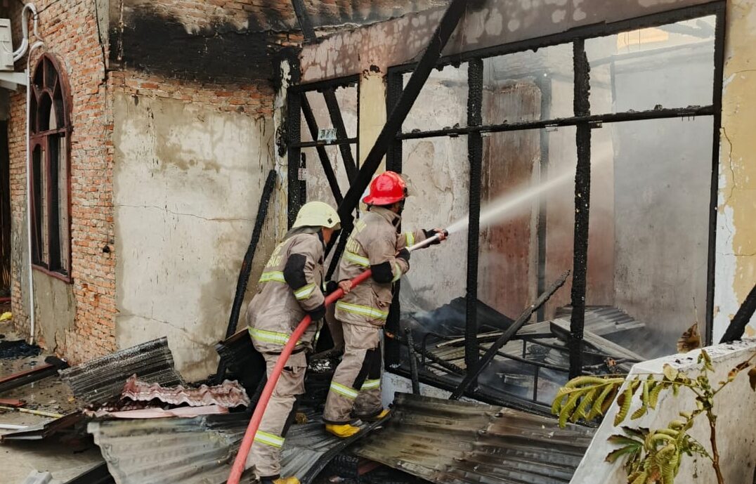 Petugas Damkar Pekanbaru berjibaku memadamkan api di kawasan Tangkerang Tengah, Rabu (29/10/2025) sore. (ist)