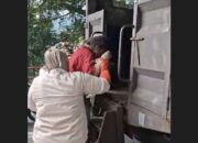 Satpol PP Bawa Orang Terlantar di Seberang Padang dan Dilarikan ke RSUD dr. Rasidin