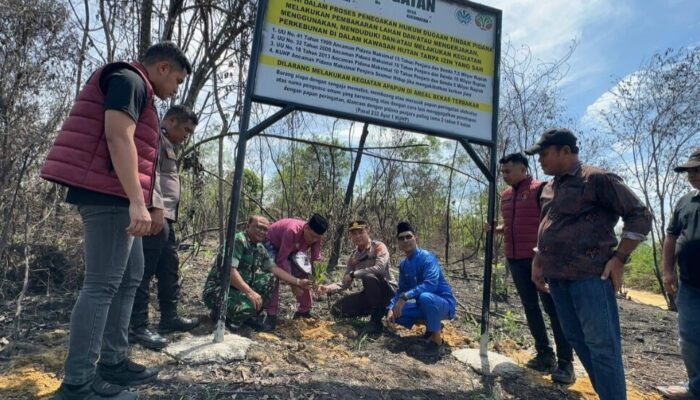 Polresta Pekanbaru Pasang Plang Karhutla dan Tanam Pohon di Rumbai