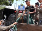 Satpol PP Padang Tertibkan Lapak Pedagang yang Ditinggalkan di Trotoar dan Fasum