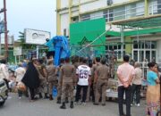 Satpol PP Padang Bongkar Bangunan PKL di Atas Drainase Depan RS Ibnu Sina