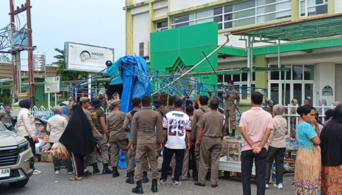 Satpol PP Padang Bongkar Bangunan PKL di Atas Drainase Depan RS Ibnu Sina