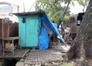 Satpol PP Padang Tertibkan Lapak PKL yang Ditinggalkan di Trotoar Jalan Sutan Syahrir