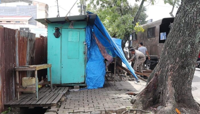 Satpol PP Padang Tertibkan Lapak PKL yang Ditinggalkan di Trotoar Jalan Sutan Syahrir