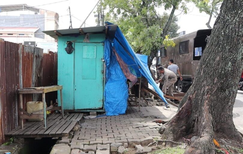 Satpol PP Kota Padang melaksanakan penertiban intensif terhadap lapak-lapak PKL yang ditinggalkan di fasilitas umum. (Foto: Istimewa)