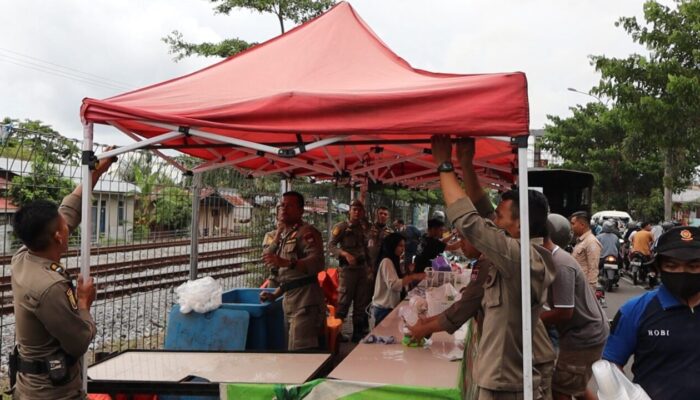Melawan Kemacetan, Satpol PP Padang Tertibkan PKL di Jalan Adinegoro