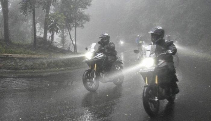 Waspada Musim Hujan, Honda Hayati Bagikan 5 Cari Aman untuk Pengendara Motor