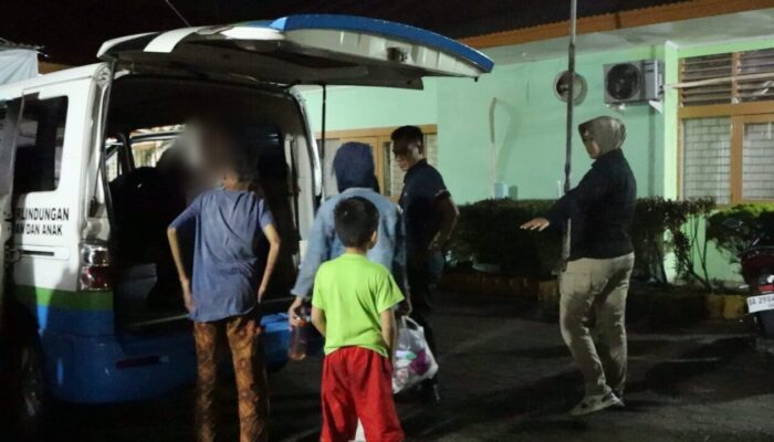 Satpol PP Amankan Enam Orang di Lampu Merah Padang Terlibat Eksploitasi Anak