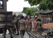 Trotoar Dikuasai PKL, Satpol PP Padang Tertibkan Pedagang di Jalan Jhoni Anwar