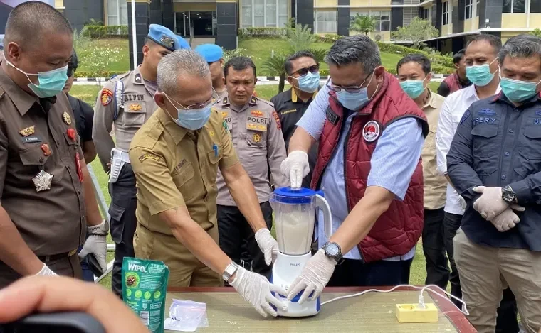 Sejumlah barang bukti narkotika dimusnahkan di Mapolda Sumbar, Selasa (7/10/2025). (Singgalang)