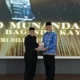 Gubernur Sumatera Barat Mahyeldi bersama Aristo Munandar saat peluncuran dan bedah buku otobiografi Setengah Abad Mengabdi untuk Negeri dan Melayani Masyarakat di Auditorium Gubernuran Sumbar, Jumat (17/10/2025). (ist)