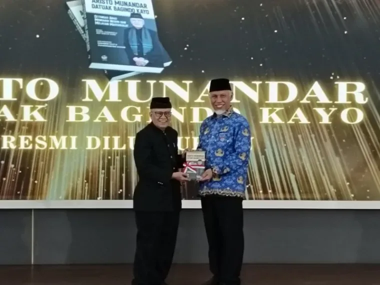 Gubernur Sumatera Barat Mahyeldi bersama Aristo Munandar saat peluncuran dan bedah buku otobiografi Setengah Abad Mengabdi untuk Negeri dan Melayani Masyarakat di Auditorium Gubernuran Sumbar, Jumat (17/10/2025). (ist)