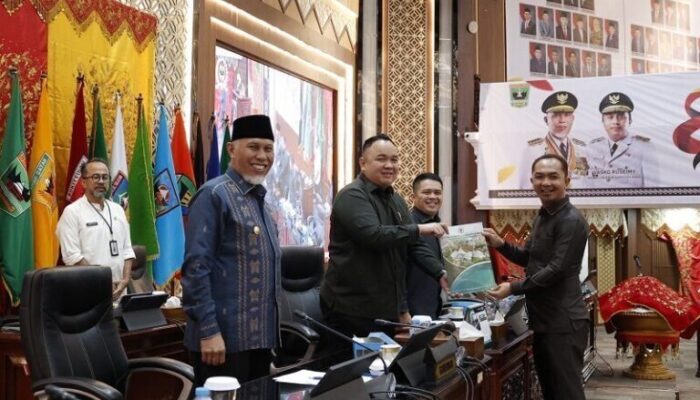 DPRD Sumbar Sampaikan Pandangan Fraksi soal Ranperda APBD 2026