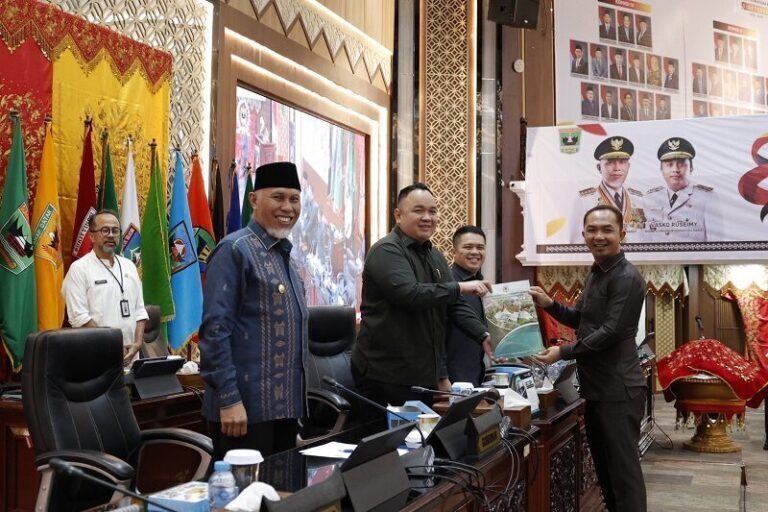 Gubernur Sumbar Mahyeldi menghadiri rapat paripurna DPRD Sumbar, Jumat (3/10/2025), untuk mendengarkan pandangan fraksi-fraksi soal Ranperda APBD 2026. (ist)