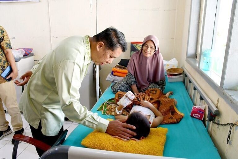 Sekda Agam, Mhd Lutfi, saat meninjau langsung pasien korban keracunan MBG di RSUD Lubuk Basung, Kamis (2/10/2025). (ist)