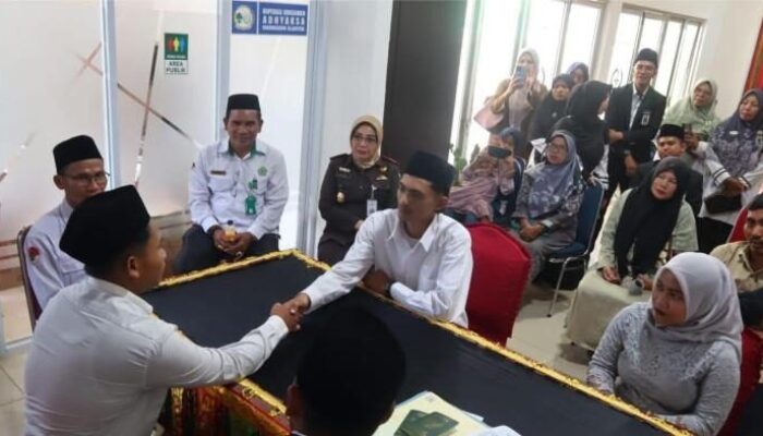 Menarik! Enam Pasangan Pengantin Dharmasraya Gelar Akad Nikah di Kantor Kejaksaan Bukan KUA