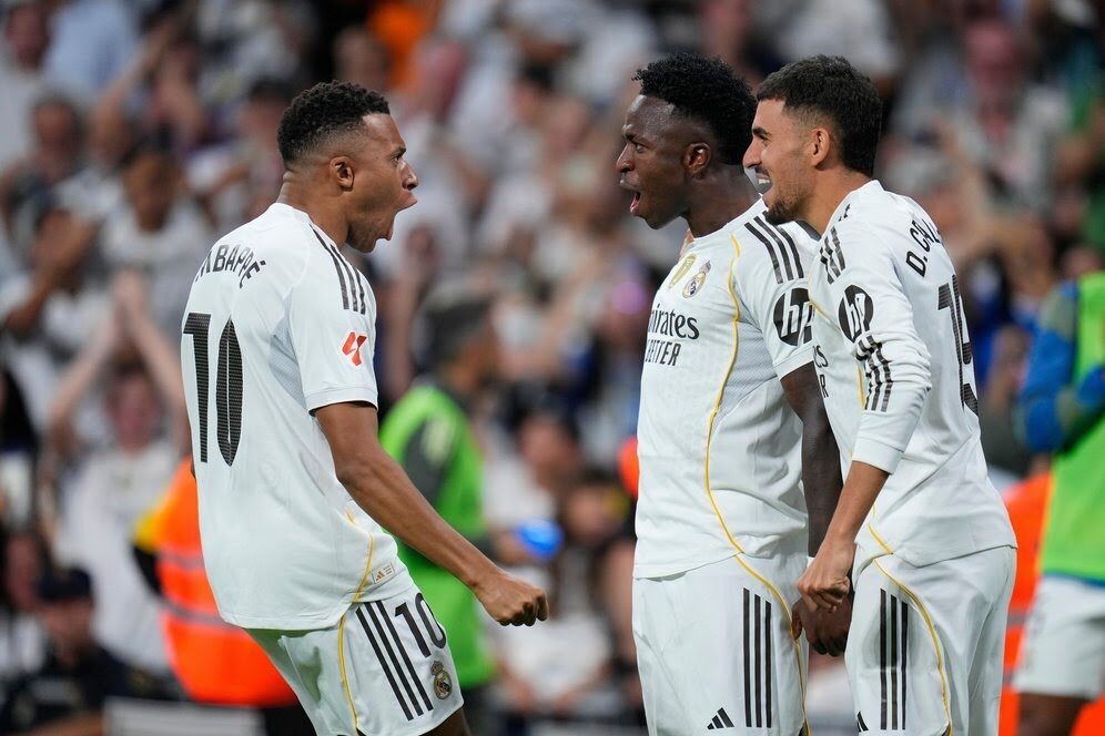 Vinicius Jr, Kylian Mbappe dan Dani Ceballos dalam laga La Liga antara Real Madrid dan Villarreal di Santiago Bernabeu, 4 Oktober 2025. (c) AP Photo/Manu Fernandez