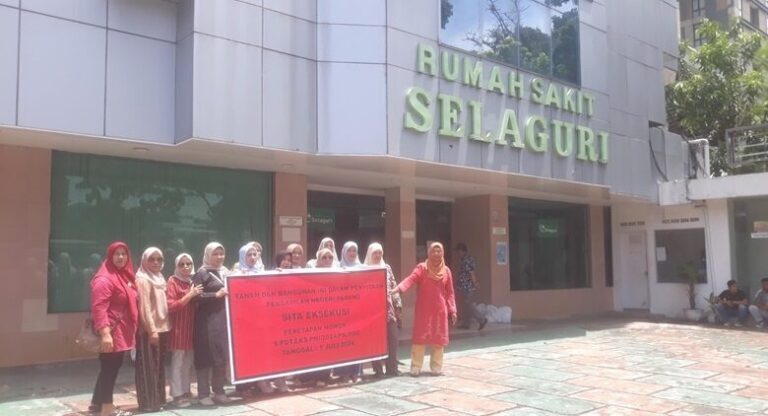 Sejumlah karyawan RS Selaguri menyaksikan proses eksekusi aset gedung rumah sakit oleh PN Padang. (ist)