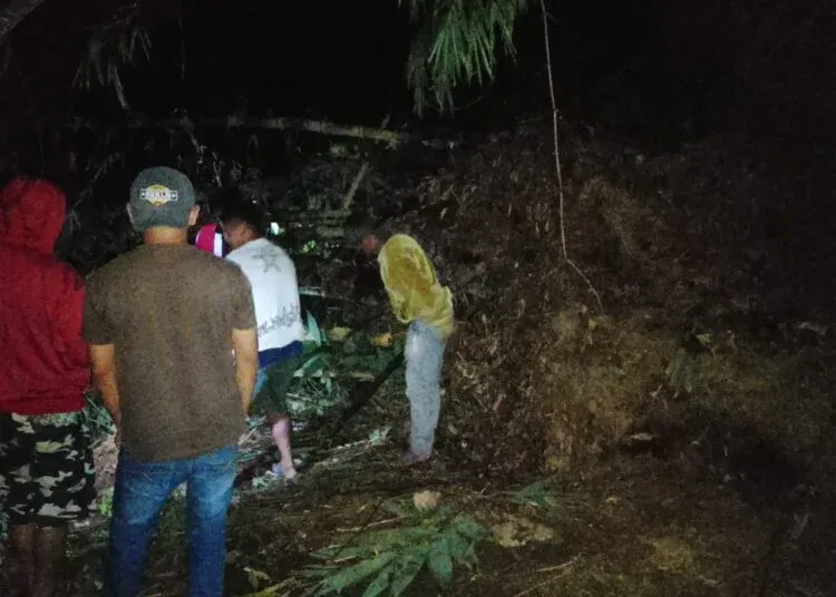 Material longsor menutup badan jalan di Nagari Kurai, Kecamatan Suliki, usai hujan deras mengguyur wilayah Limapuluh Kota. (dok.BPBD Limapuluh Kota)