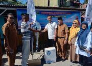 Kesejahteraan Nelayan Digenjot, Albert Hendra Lukman Serahkan Bantuan Mesin Kapal