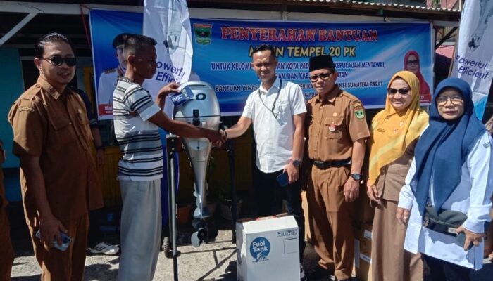 Kesejahteraan Nelayan Digenjot, Albert Hendra Lukman Serahkan Bantuan Mesin Kapal
