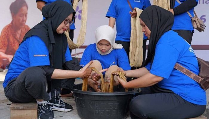 Nilai Jual Songket Melayu Meroket, Bakti BCA Beri Pembinaan Pewarnaan Alam Penenun Sumut