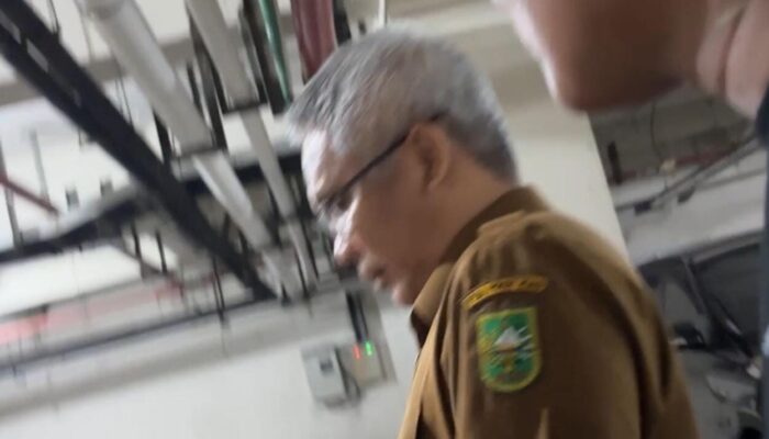 KPK Sambangi Kantor PUPR Riau, Kepala Dinas Turun dan Langsung Digiring