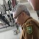 Kepala Dinas PUPR-PKPP Riau, Muhammad Arif Setiawan, saat dibawa petugas KPK dari Kantor PUPR-PKPP Provinsi Riau di Pekanbaru, Senin (3/11/2025) sore. (Foto: Riauaktual.com)
