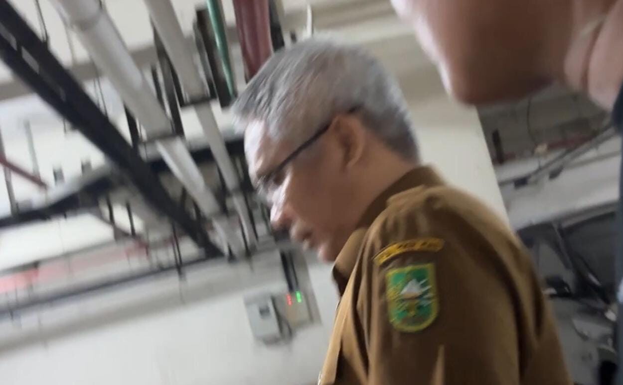 Kepala Dinas PUPR-PKPP Riau, Muhammad Arif Setiawan, saat dibawa petugas KPK dari Kantor PUPR-PKPP Provinsi Riau di Pekanbaru, Senin (3/11/2025) sore. (Foto: Riauaktual.com)